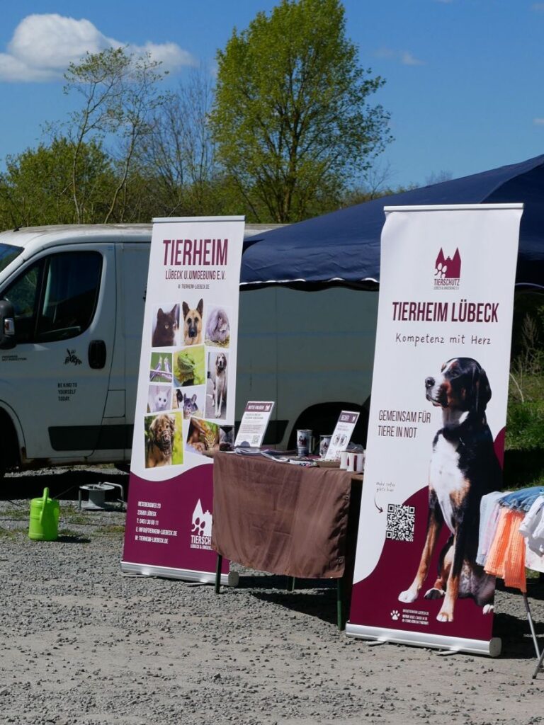 Infostand des Tierheims Lübeck mit Roll-ups und Transporter
